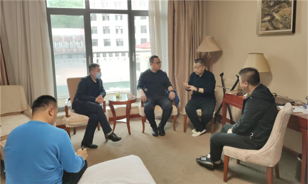 山東科技大學(xué)實(shí)用礦山壓力研究中心主任石永奎教授、郝建博士應邀赴龍煤雙鴨山礦業(yè)集團進(jìn)行技術(shù)交流
